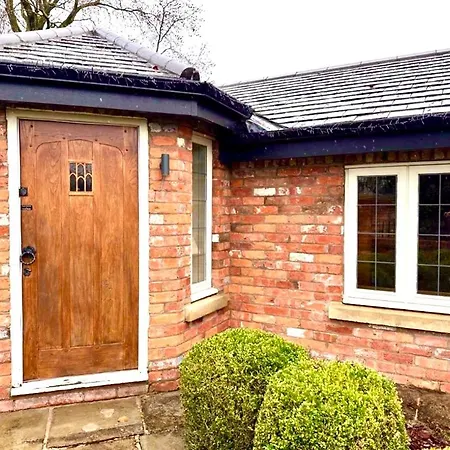 Briarwood Nr Manchester Airport/Wilmslow Exterior photo